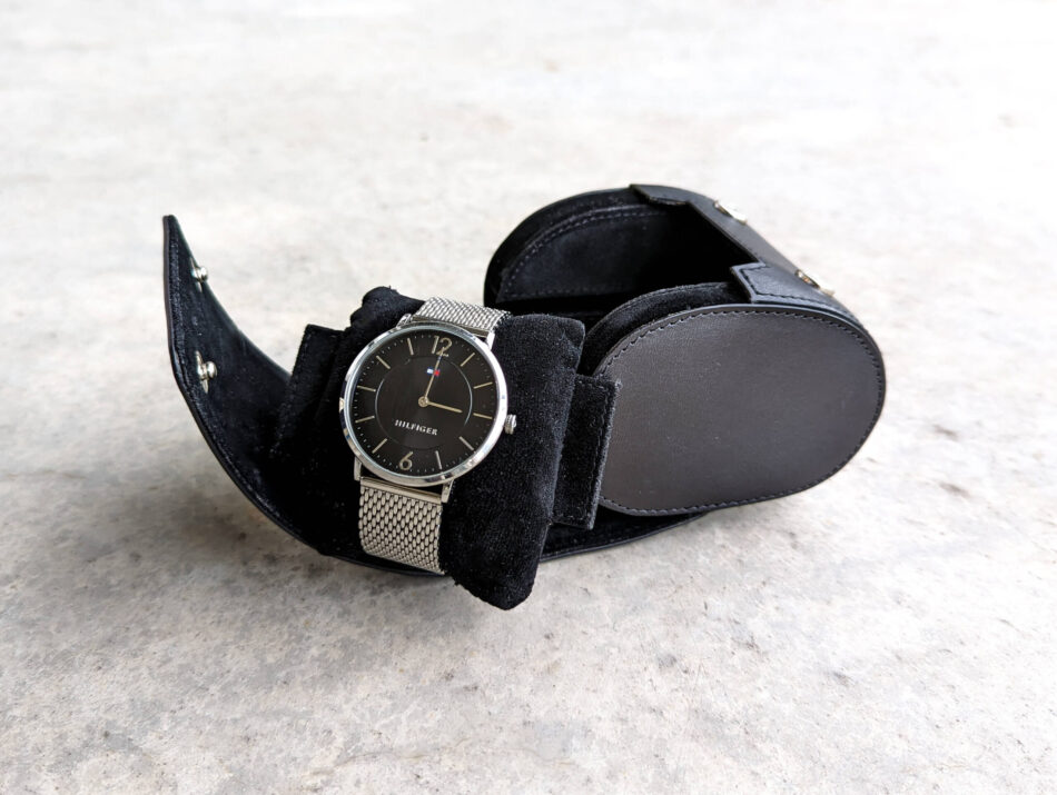 MONiDESIGNS_ClassicBlackOpen Horlogehouder Classic Black met horloge open