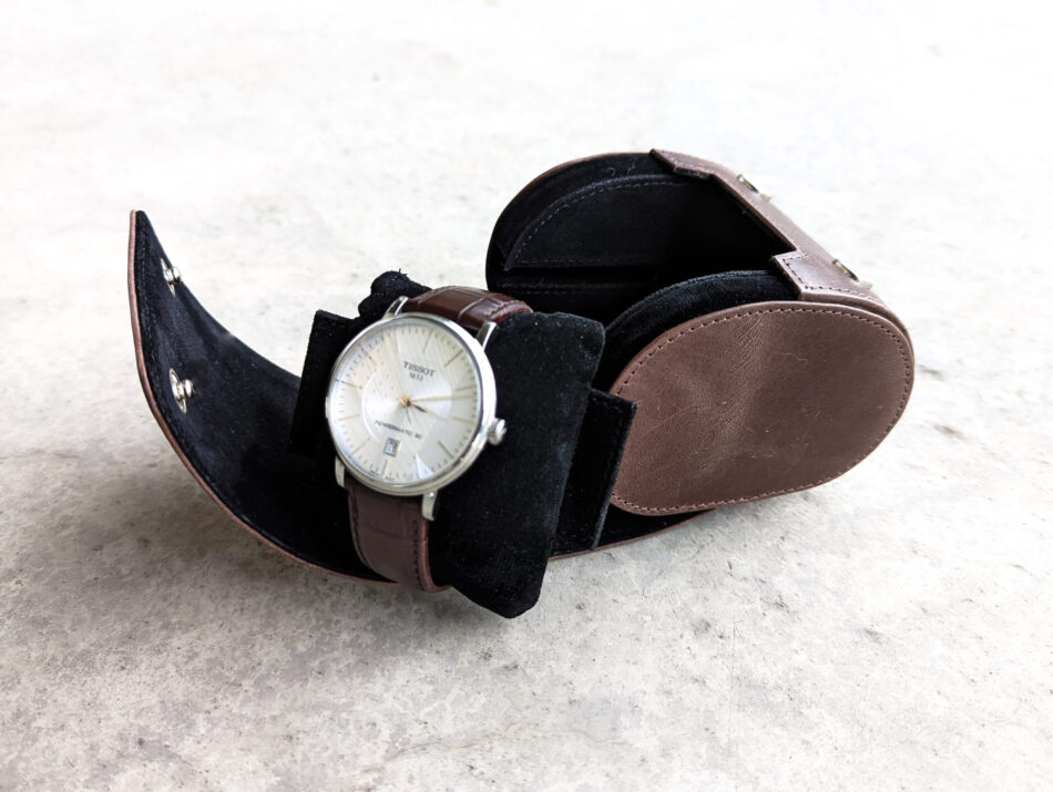 MONiDESIGNS_WaxyVintageBrownOpen Horlogehouder Waxy Vintage Brown met horloge open