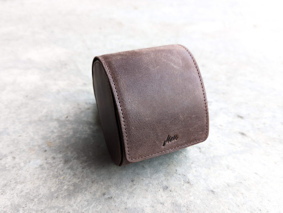 MONiDESIGNS_WaxyVintageBrownSide Horlogehouder Waxy Vintage Brown Zijkant